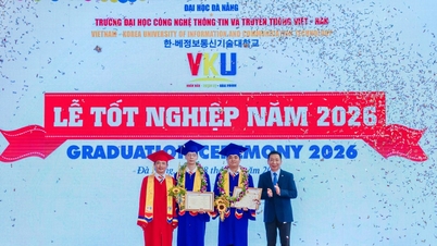 Wietnamsko-Koreański Uniwersytet Technologii Informacyjnych i Komunikacyjnych wręczył dyplomy blisko 450 nowym absolwentom i inżynierom.