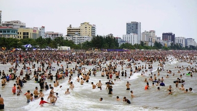 VIDEÓ: A Sam Son strand tele van turistákkal az április 30. és május 1. közötti ünnep első napján.