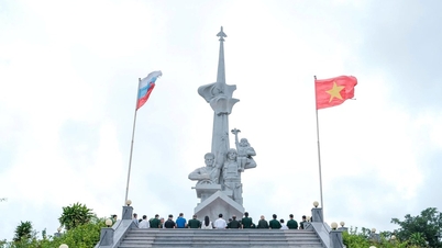 Monumen Cam Ranh: Simbol persahabatan tradisional Vietnam-Rusia.
