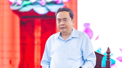 Nasjonalforsamlingens leder Tran Thanh Man signerte og kunngjorde fire resolusjoner fra nasjonalforsamlingen.