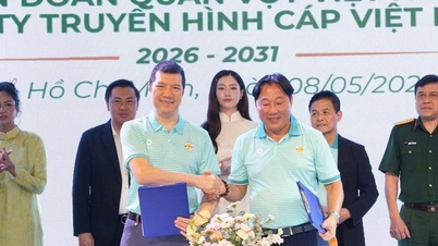 O comentarista Quang Huy, nomeado vice-presidente da Federação Vietnamita de Tênis, apresenta a embaixadora H'Hen Niê.