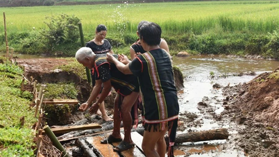 A cerimônia de oferenda de água do grupo étnico Bahnar na aldeia de Pral Somei será retomada.