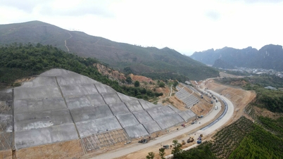 På byggarbetsplatsen för ett projekt värt över 1,8 biljoner VND i Quang Ninh.