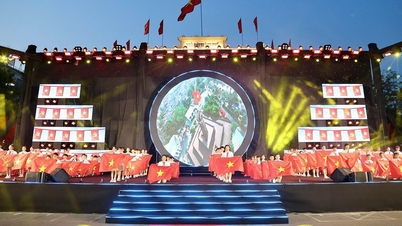 Hai Phong: O turismo noturno é valorizado por meio de diversas atividades no Festival da Flor de Flamboyant Vermelha.