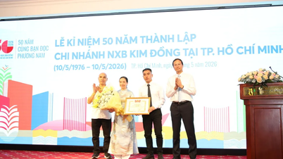 Ho Chi Minh-byens avdeling av Kim Dong Publishing House mottar et rosbrev fra Central Youth Union.