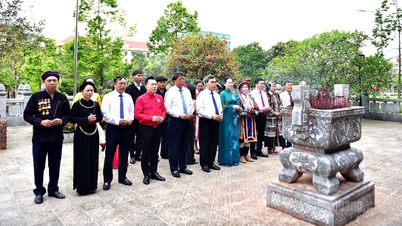 คณะผู้แทนจากจังหวัดตวเยนกวางที่เข้าร่วมการประชุมสมัชชาแห่งชาติครั้งที่ 11 ของแนวร่วมปิตุภูมิเวียดนาม ได้จุดธูปบูชาที่วัดประธานาธิบดีโฮจิมินห์