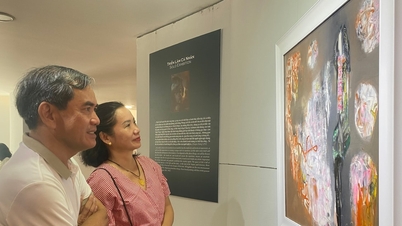 The exhibition features over 30 works titled "Years and Colors of Nostalgia" by the late artist Nguyen Phan.