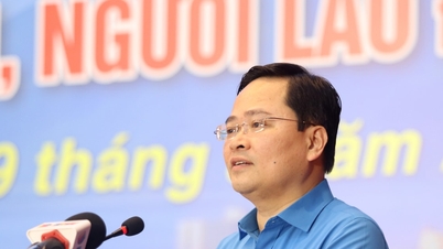 Da Nang poartă dialoguri cu membrii de sindicat și cu lucrătorii.