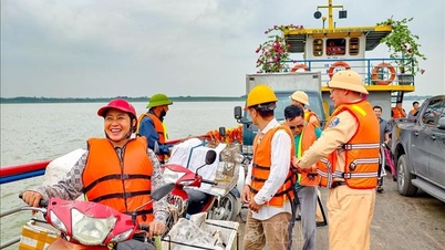 Jaket keselamatan menjadi 'pas' di terminal feri di seberang Sungai Merah.