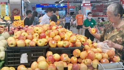 Para impulsionar o consumo, os supermercados estão oferecendo descontos de 50% em milhares de produtos.