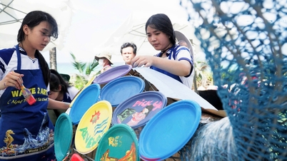 Studenti v Khanh Hoa přeměňují plastový odpad na obří 3D velryby a mořské želvy.