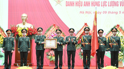 Generaal Phan Van Giang woonde de ceremonie bij om de titel Held van de Volksstrijdkrachten te ontvangen voor Afdeling 16, Generaal Afdeling II.