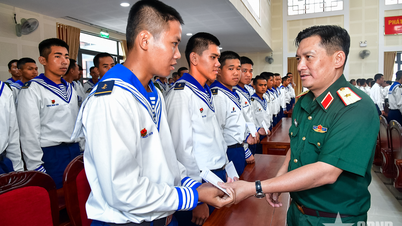 Ho Chi Minh Şehri Askeri Hizmet Konseyi, Deniz Kuvvetleri 2. Bölge Eğitim Merkezi'ndeki yeni askerleri ziyaret ederek onlara moral verdi.