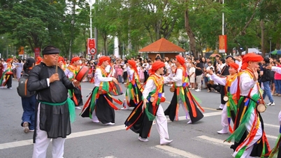 Cores vibrantes do folclore no Festival de Marionetes de Hai Phong.