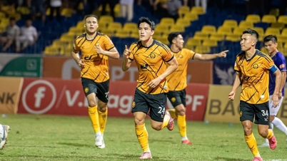 Pourquoi l'équipe vietnamienne des moins de 23 ans est-elle devenue héroïque ? Thanh Hoa a remporté un match incroyable contre Hanoi.