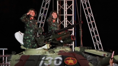 De T-54B-tank was te zien tijdens een concert voor 20.000 toeschouwers in het My Dinh-stadion.