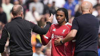 HLV Liverpool bị CĐV la ó vì rút tài năng trẻ ra khỏi sân