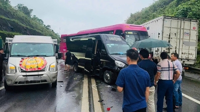 Tumpahan minyak di jalan tol Noi Bai - Lao Cai menyebabkan tabrakan beruntun yang melibatkan empat mobil.