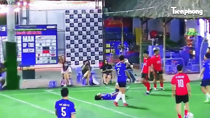 相手選手の頭部を蹴った後、その男子選手はサッカーの永久追放処分を受けた。