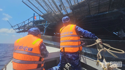 Timely assistance was provided to a fishing vessel in distress along with 57 fishermen in the Truong Sa (Spratly) Islands area.