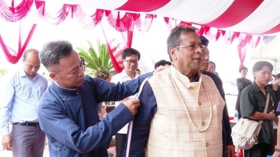 La délégation du Conseil mondial de l'artisanat a visité le village de confection traditionnelle d'ao dai de Trach Xa.