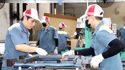 投資を誘致するために工業地帯を開発する。