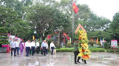 Tidigare parti- och statsledare offrar rökelse till minne av president Ho Chi Minh.