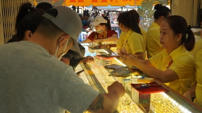 Os preços do ouro no mercado interno permaneceram altos na manhã de 11 de maio, apesar da queda nos preços globais.