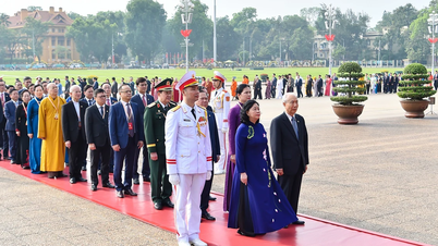 [Foto] Delegation som deltar i Vietnams fosterlandsfronts 11:e nationella kongress besöker president Ho Chi Minhs mausoleum.