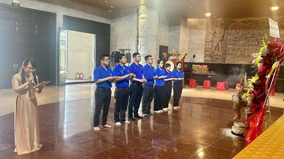 Chi đoàn Thanh tra thành phố dâng hương tưởng niệm Đền thờ Vua Hùng