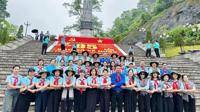 A Tuyen Quang tartomány küldöttsége részt vett a Cao Bang tartományban megrendezett „Utazás a Forráshoz” programban.