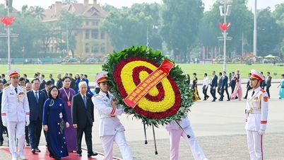 Beberapa gambar delegasi yang menghadiri Kongres Kebangsaan Barisan Tanah Air Vietnam melawat Makam Presiden Ho Chi Minh.