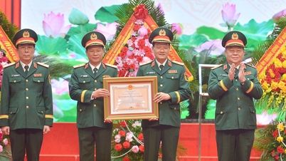 Generał Nguyen Trong Nghia wręcza Departamentowi Propagandy Order Obrony Narodowej Pierwszej Klasy.