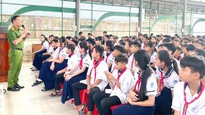 Menyebarluaskan informasi hukum kepada siswa di Sekolah Menengah Atas Etnis Giồng Riềng.