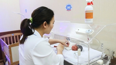 Le parcours de 42 jours pour sauver la vie d'un bébé prématuré né à 28 semaines à l'hôpital Kien An, à Hai Phong.