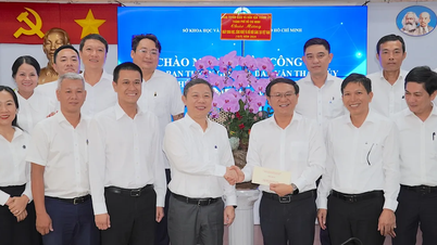 Para pemimpin Jabatan Propaganda dan Mobilisasi Massa Jawatankuasa Parti Bandar Raya Ho Chi Minh melawat unit sains dan teknologi yang teladan.