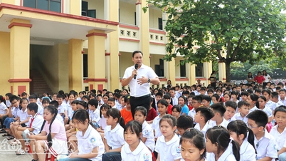 Capacitar a casi 800 estudiantes de la escuela primaria Thu Sy en técnicas de prevención de ahogamientos.