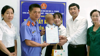 ホーチミン市で、実母とその愛人から虐待を受けていた2歳の男の子に、出生証明書が発行された。