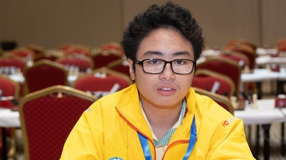 Un joueur d'échecs de 17 ans et sa partie d'échecs « à l'aveugle » deviennent viraux dans son école.