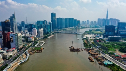 Jambatan pejalan kaki yang melintasi Sungai Saigon sedang dalam proses pembentukan dan gerbang keluli yang berbentuk seperti daun kelapa bakal diangkut dan dipasang.