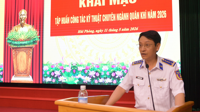 De Vietnamese kustwacht ondergaat training in gespecialiseerde technische aspecten van militaire munitie.