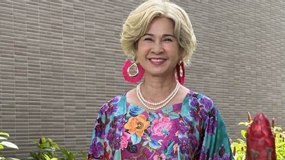 Halk Sanatçısı Lan Hương şık bir büyükanne iken, sanatçı Thanh Thanh Hiền 50'li yaşlarının sonlarında genç ve güzel görünüyor.