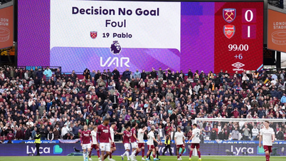 What did the referees say when VAR overturned a crucial decision in the Arsenal vs West Ham match?