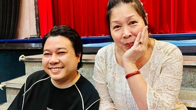 A artista popular Hong Van fala sobre a peça "A História da Vila de Phrakhanong" e sua aspiração de manter a chama acesa para os jovens espectadores de teatro.