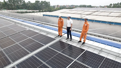 Fremme grønne energiløsninger fra solenergi på taket.