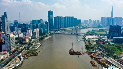 Pemandangan panorama lokasi pembangunan jembatan penyeberangan senilai miliaran dolar di atas Sungai Saigon, yang ditargetkan selesai pada tanggal 2 September.