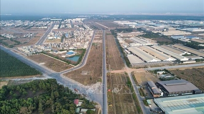 6月、ドンナイ省はロンタイン空港につながる3本の道路の建設に着手した。