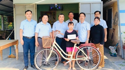 Trao xe đạp, nhận đỡ đầu học sinh khó khăn tại xã Xuân Phú