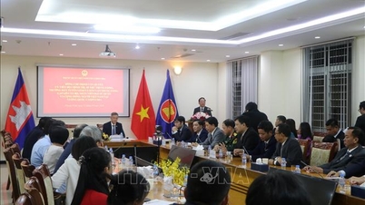 Le chef du Département central de la propagande et de la mobilisation des masses rencontre la communauté vietnamienne au Cambodge.