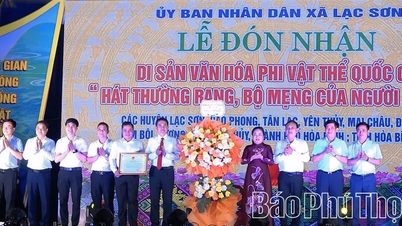 Recebendo o Certificado de Reconhecimento pelo Patrimônio Cultural Imaterial Nacional "Canto Thuong Rang, Performance Meng do Povo Muong"
